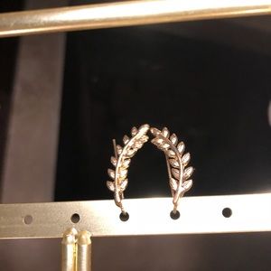 Earring gold-tone crawling laurel